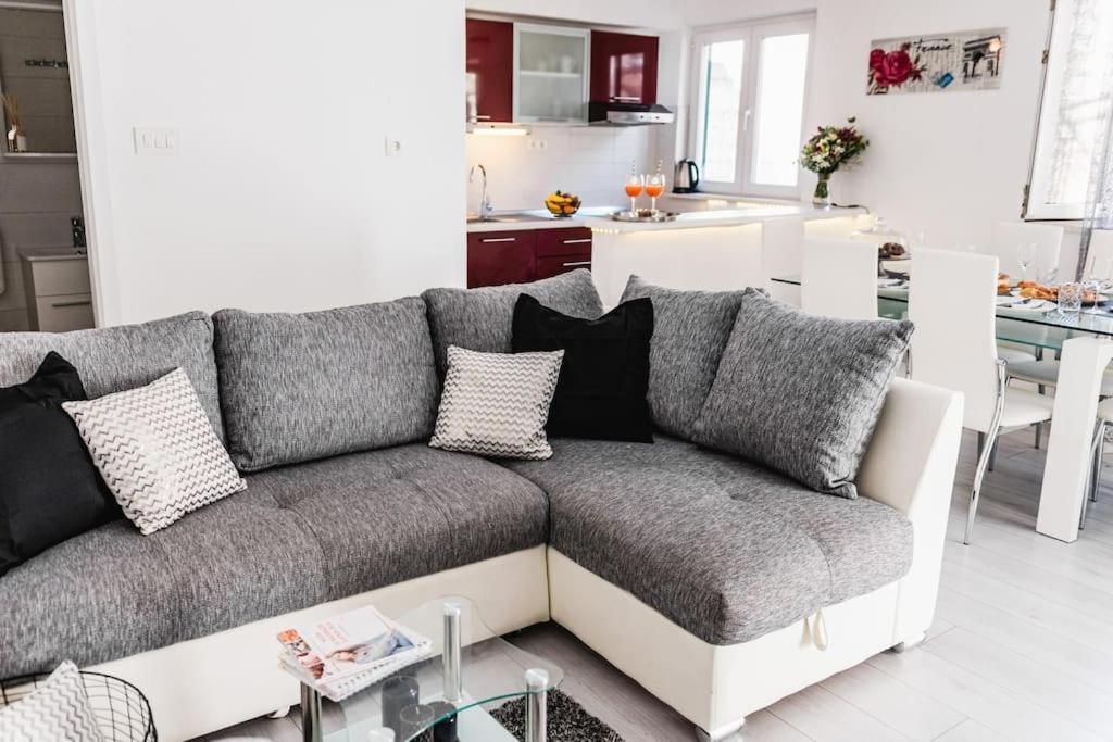 Holiday Home Marina-Renovated House In City Center Рогозниця Екстер'єр фото