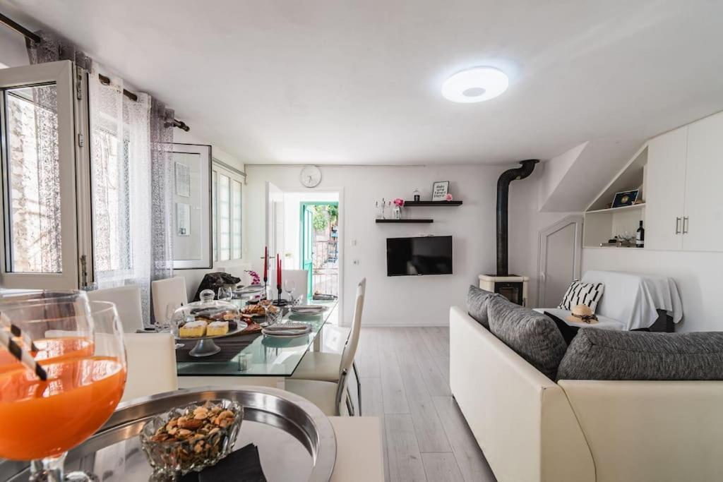 Holiday Home Marina-Renovated House In City Center Рогозниця Екстер'єр фото