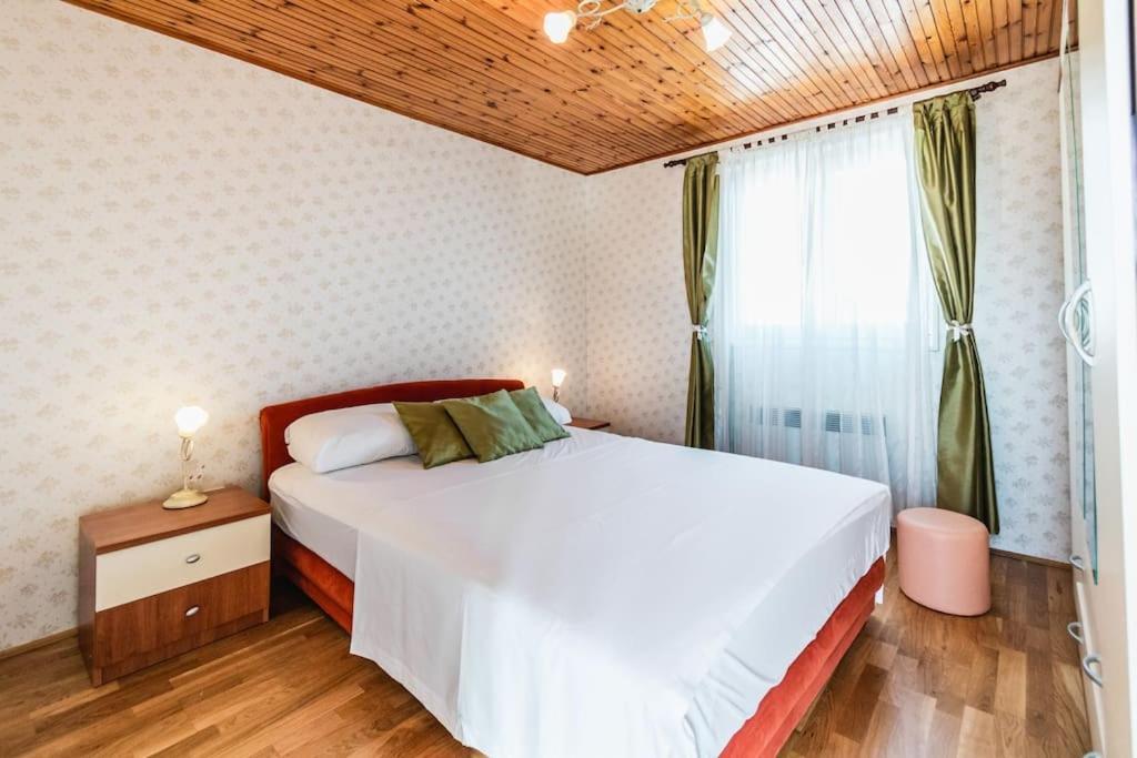Holiday Home Marina-Renovated House In City Center Рогозниця Екстер'єр фото