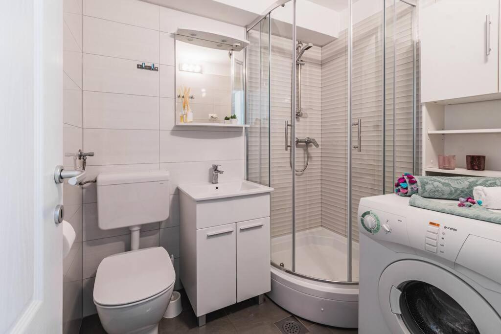 Holiday Home Marina-Renovated House In City Center Рогозниця Екстер'єр фото